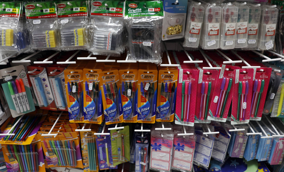 Procon/PR dá dicas para economizar na compra do material escolar