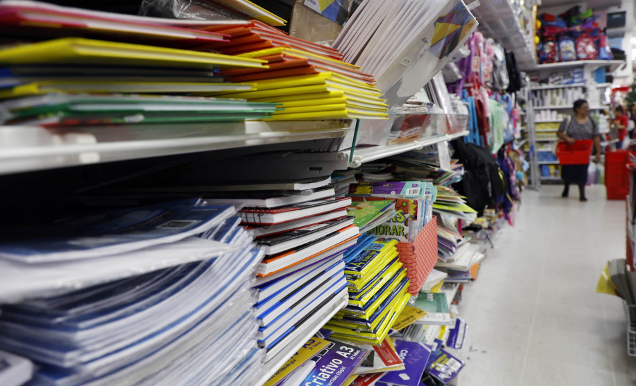 Procon/PR dá dicas para economizar na compra do material escolar
