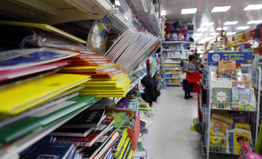 Procon/PR dá dicas para economizar na compra do material escolar