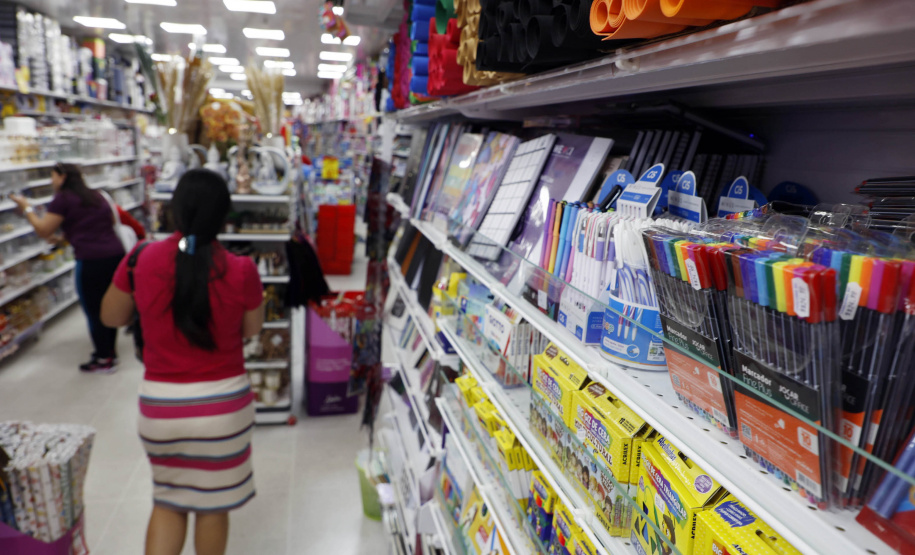 Procon/PR dá dicas para economizar na compra do material escolar