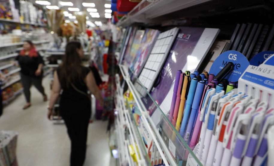 Procon/PR dá dicas para economizar na compra do material escolar