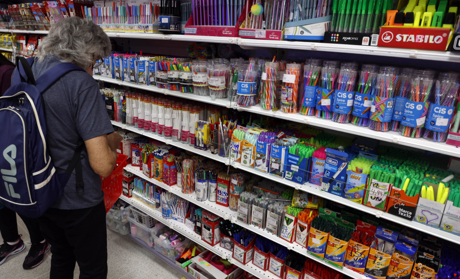 Procon/PR dá dicas para economizar na compra do material escolar