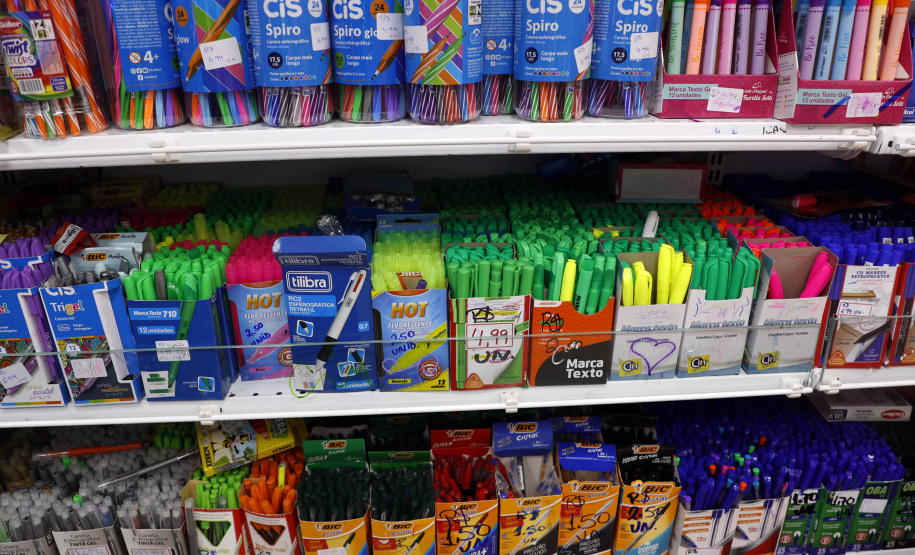 Procon/PR dá dicas para economizar na compra do material escolar