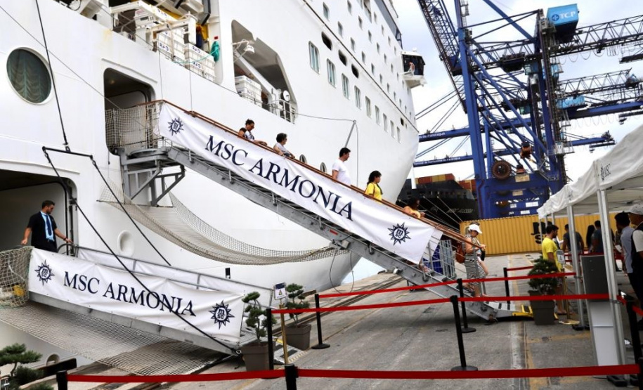 Navio com 2 mil turistas chega a Paranaguá e pode colocar Paraná na rota de cruzeiros