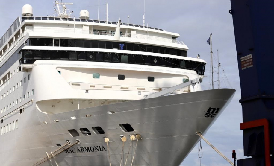 Navio com 2 mil turistas chega a Paranaguá e pode colocar Paraná na rota de cruzeiros