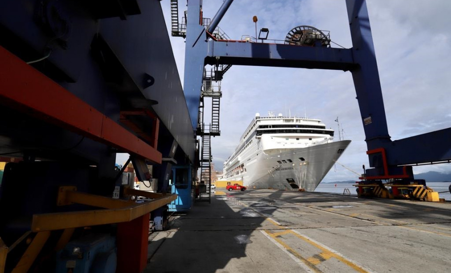 Navio com 2 mil turistas chega a Paranaguá e pode colocar Paraná na rota de cruzeiros