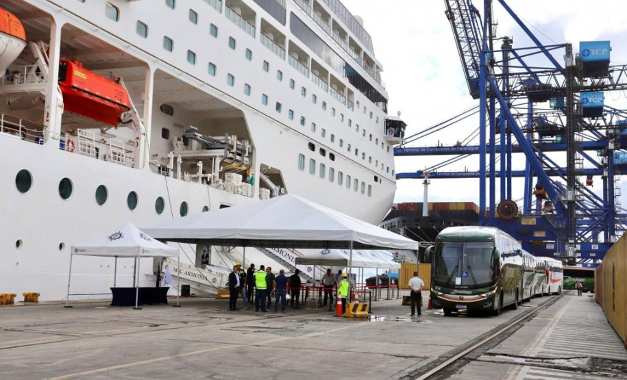 Navio com 2 mil turistas chega a Paranaguá e pode colocar Paraná na rota de cruzeiros