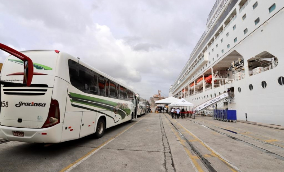 Navio com 2 mil turistas chega a Paranaguá e pode colocar Paraná na rota de cruzeiros