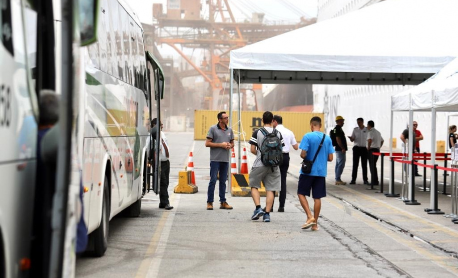 Navio com 2 mil turistas chega a Paranaguá e pode colocar Paraná na rota de cruzeiros