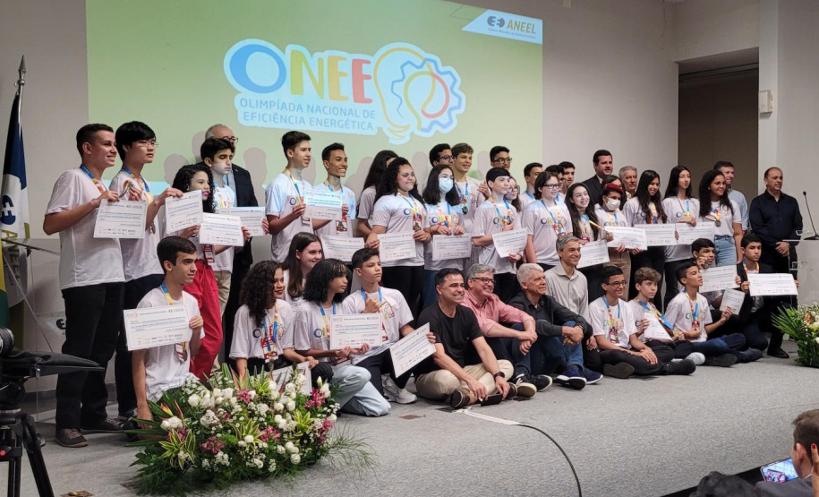 Olimpíada de Eficiência Energética - Paraná teve 306 medalhistas na competição; aluno de Curitiba e professora de Lidianópolis recebem prêmios de primeira colocação na sede da Aneel em Brasília -
