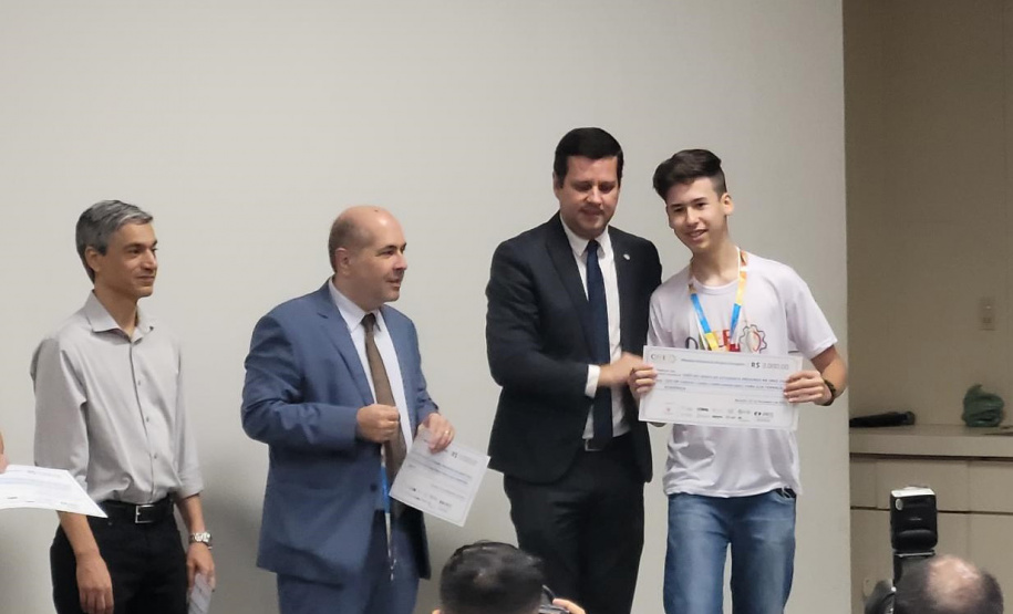 Olimpíada de Eficiência Energética - Paraná teve 306 medalhistas na competição; aluno de Curitiba e professora de Lidianópolis recebem prêmios de primeira colocação na sede da Aneel em Brasília -
