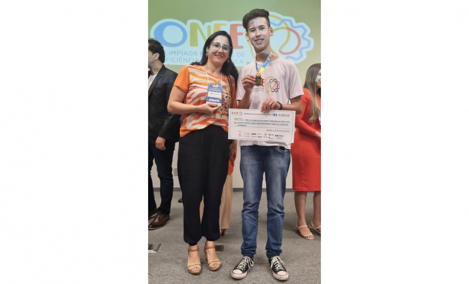 Olimpíada de Eficiência Energética - Paraná teve 306 medalhistas na competição; aluno de Curitiba e professora de Lidianópolis recebem prêmios de primeira colocação na sede da Aneel em Brasília -
