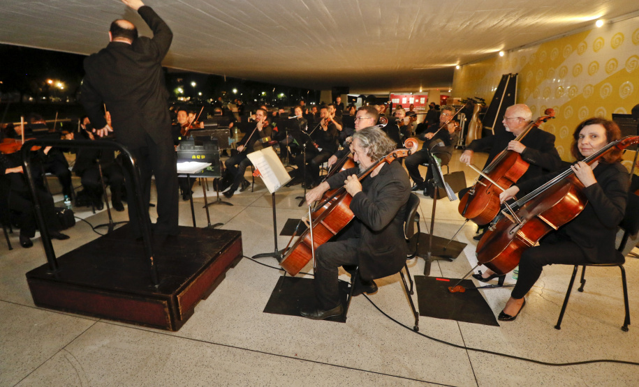 Aniversário do MON tem concerto da Orquestra Sinfônica do Paraná e abertura da exposição “Terzo Paradiso”