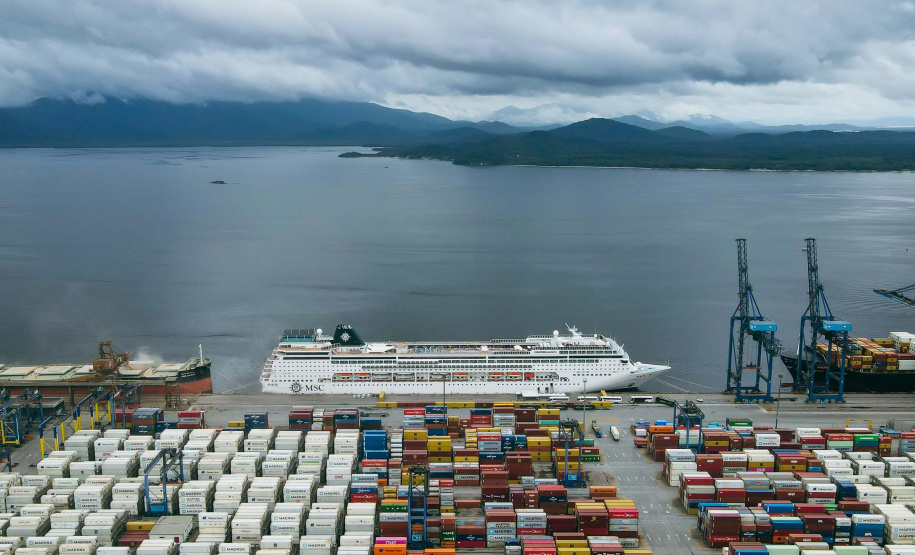 Navio com 2 mil turistas chega a Paranaguá e pode colocar Paraná na rota de cruzeiros