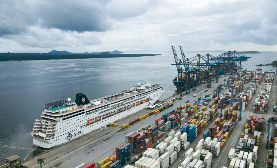 Navio com 2 mil turistas chega a Paranaguá e pode colocar Paraná na rota de cruzeiros