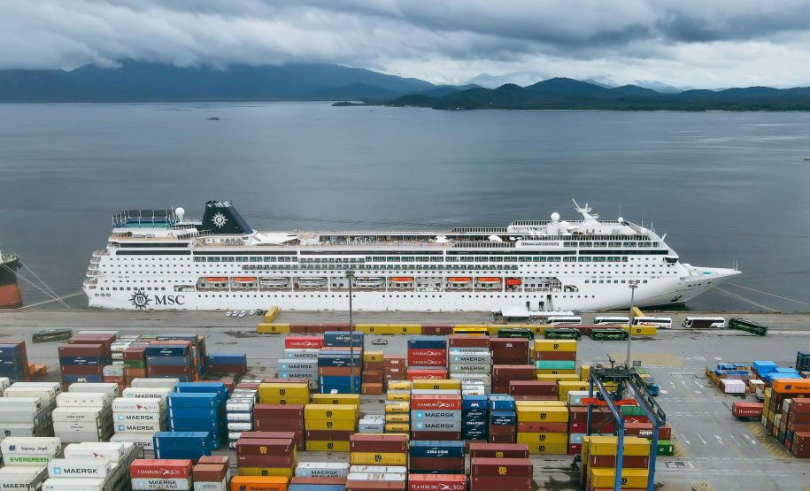 Navio com 2 mil turistas chega a Paranaguá e pode colocar Paraná na rota de cruzeiros
