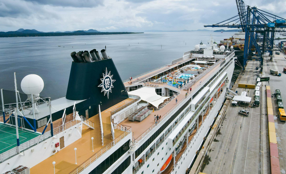Navio com 2 mil turistas chega a Paranaguá e pode colocar Paraná na rota de cruzeiros