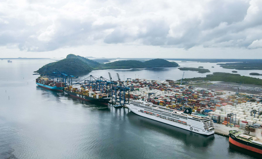 Navio com 2 mil turistas chega a Paranaguá e pode colocar Paraná na rota de cruzeiros