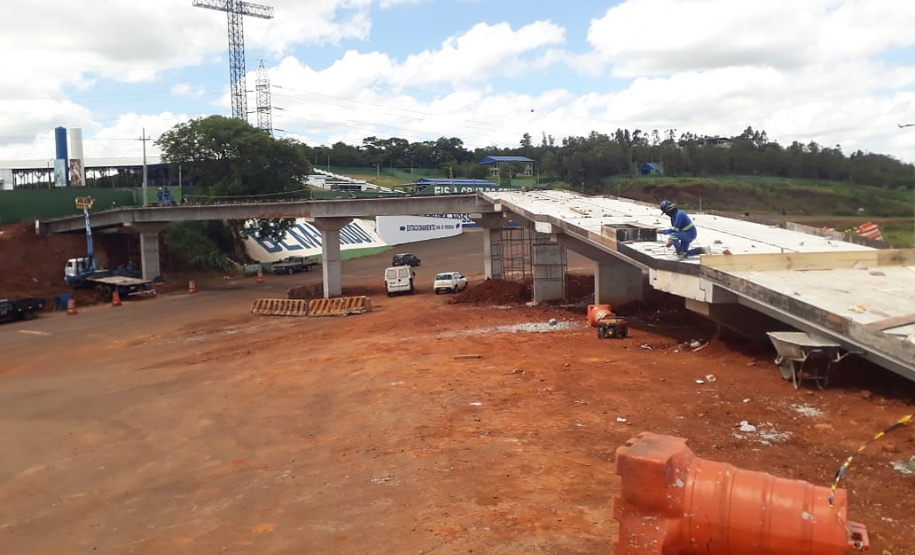 bloqueios na obra da passarela do Santuário São Miguel Arcanjo, em Bandeirantes.