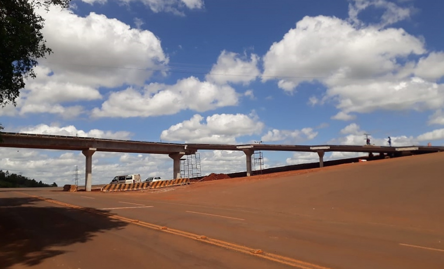 bloqueios na obra da passarela do Santuário São Miguel Arcanjo, em Bandeirantes.