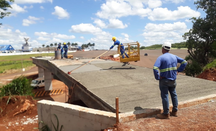 bloqueios na obra da passarela do Santuário São Miguel Arcanjo, em Bandeirantes.