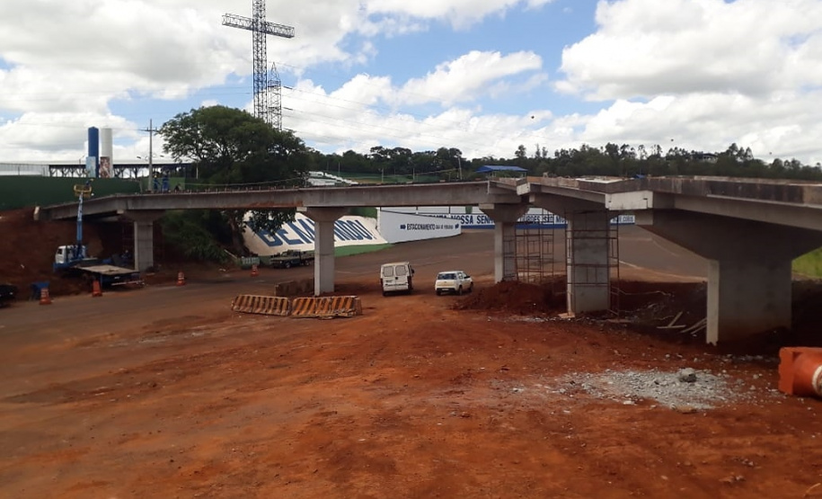 bloqueios na obra da passarela do Santuário São Miguel Arcanjo, em Bandeirantes.