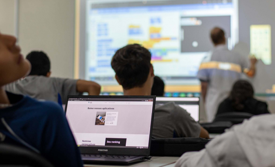 Estado investe em tecnologia e eleva desempenho dos estudantes