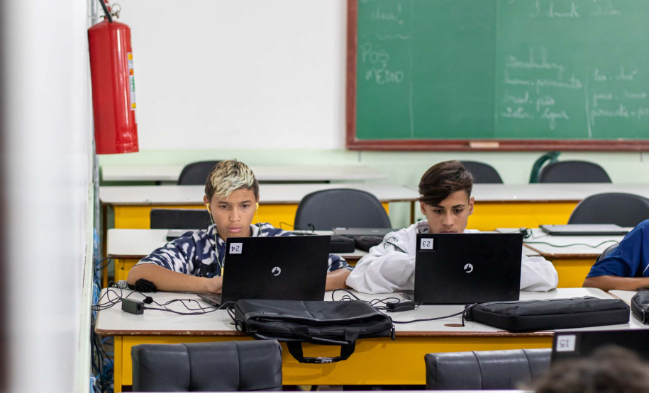 Estado investe em tecnologia e eleva desempenho dos estudantes