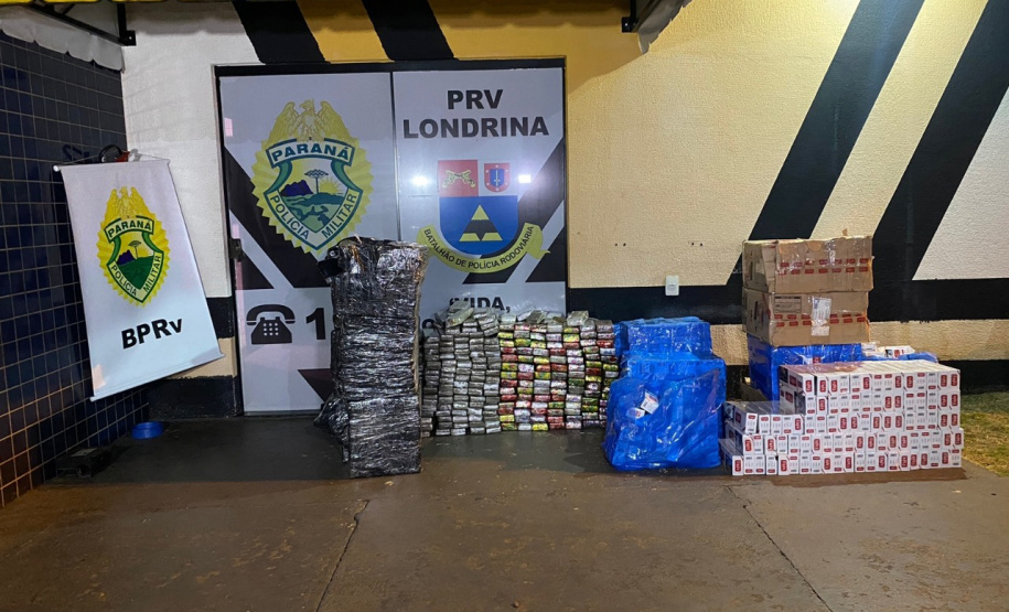 Polícia Rodoviária apreende mais de 500 quilos de drogas em fundo falso de ônibus de turismo