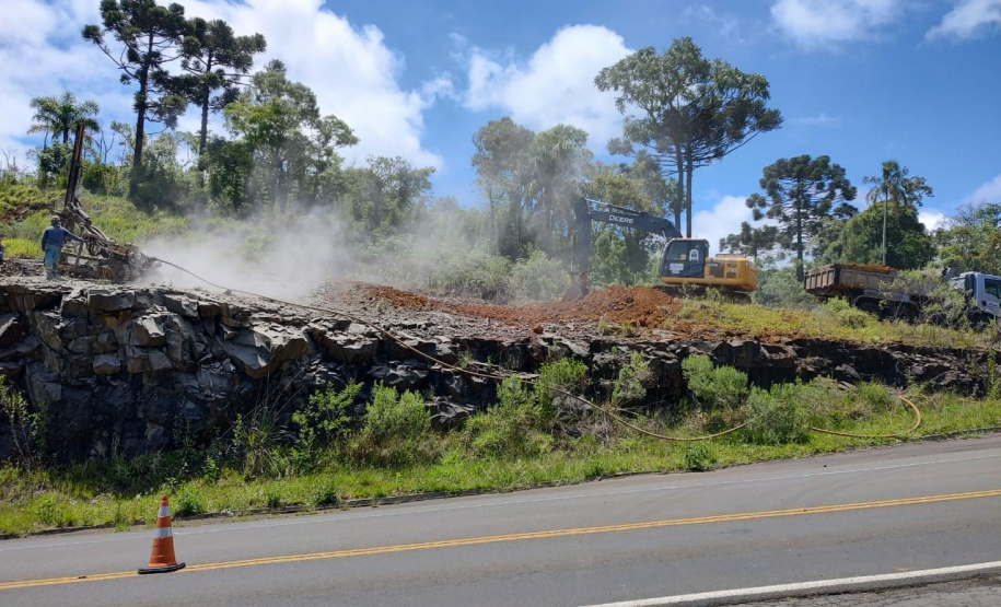 Detonação de rochas interdita rodovia entre Bituruna e usina Foz do Areia