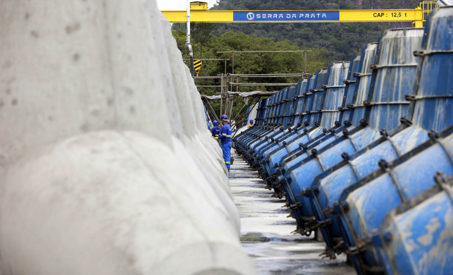 Começam a ser instaladas as peças de concreto que vão preservar a orla de Matinhos