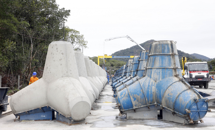 Começam a ser instaladas as peças de concreto que vão preservar a orla de Matinhos