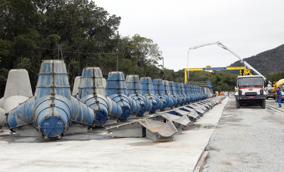Começam a ser instaladas as peças de concreto que vão preservar a orla de Matinhos