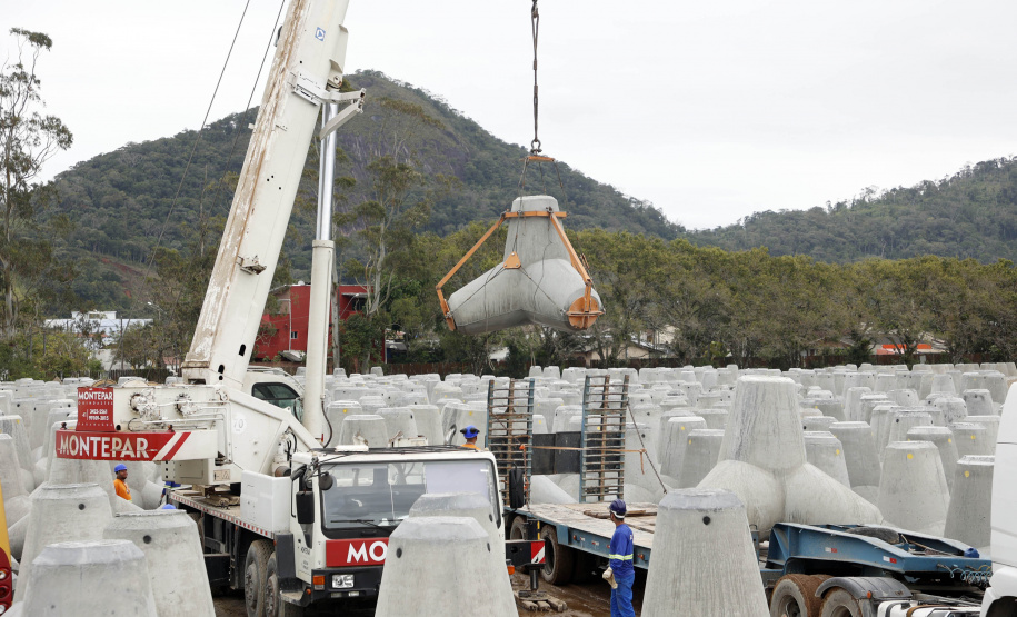 Começam a ser instaladas as peças de concreto que vão preservar a orla de Matinhos