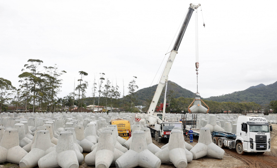 Começam a ser instaladas as peças de concreto que vão preservar a orla de Matinhos