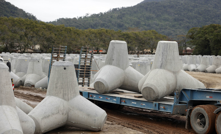 Começam a ser instaladas as peças de concreto que vão preservar a orla de Matinhos