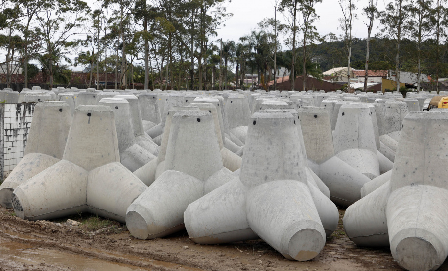 Começam a ser instaladas as peças de concreto que vão preservar a orla de Matinhos