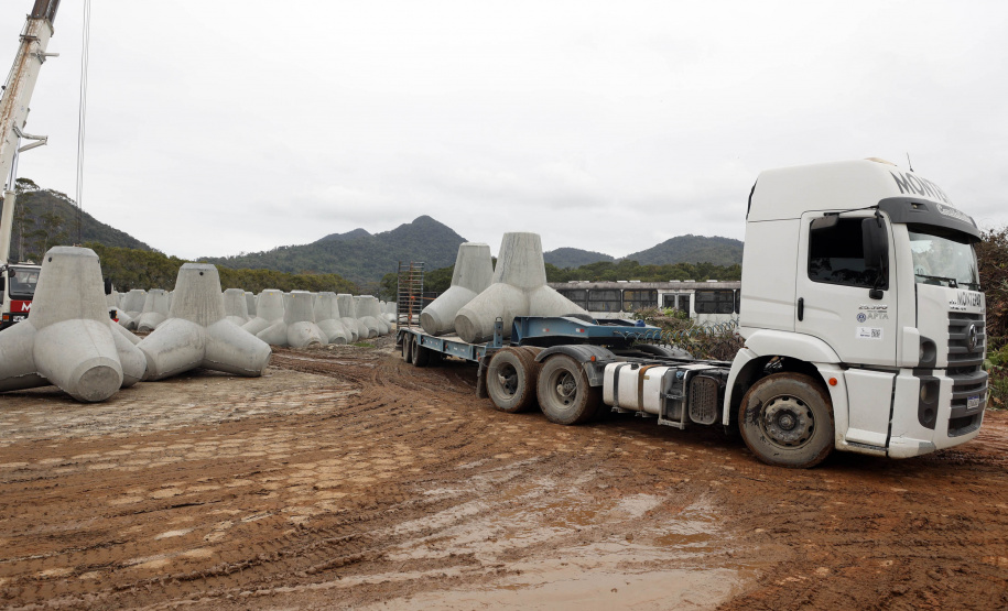 Começam a ser instaladas as peças de concreto que vão preservar a orla de Matinhos