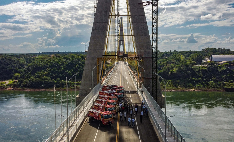 Governador entrega sete caminhões aos Bombeiros para combate a incêndios florestais