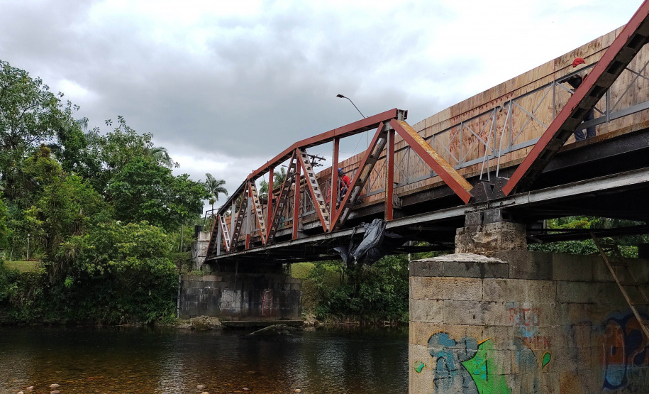 Reforma de ponte metálica em Morretes atinge quase 50% de execução