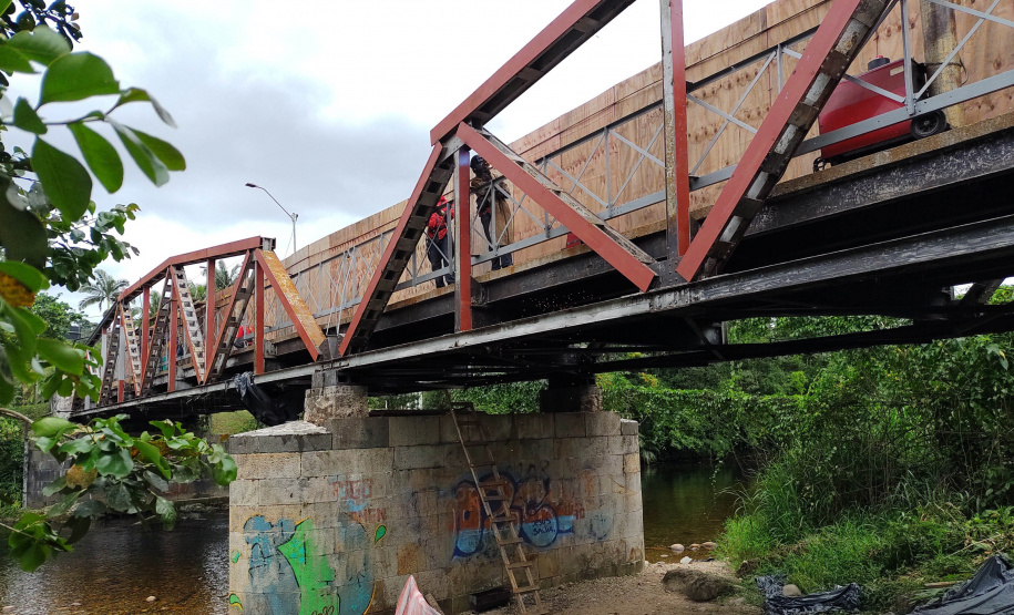 Reforma de ponte metálica em Morretes atinge quase 50% de execução