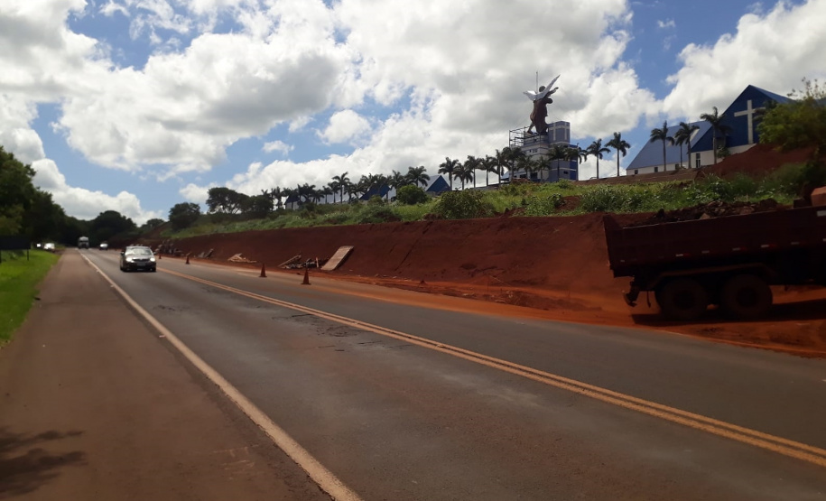 bloqueios na obra da passarela do Santuário São Miguel Arcanjo, em Bandeirantes.