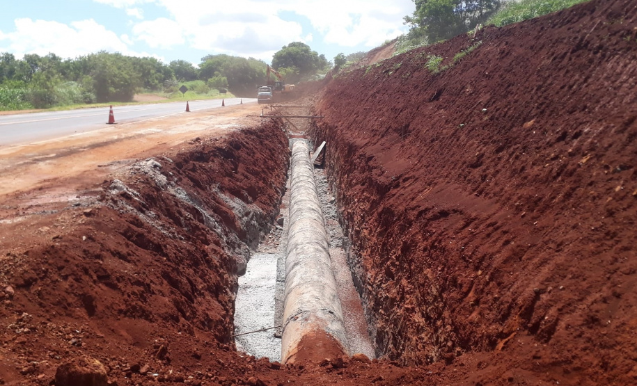 bloqueios na obra da passarela do Santuário São Miguel Arcanjo, em Bandeirantes.