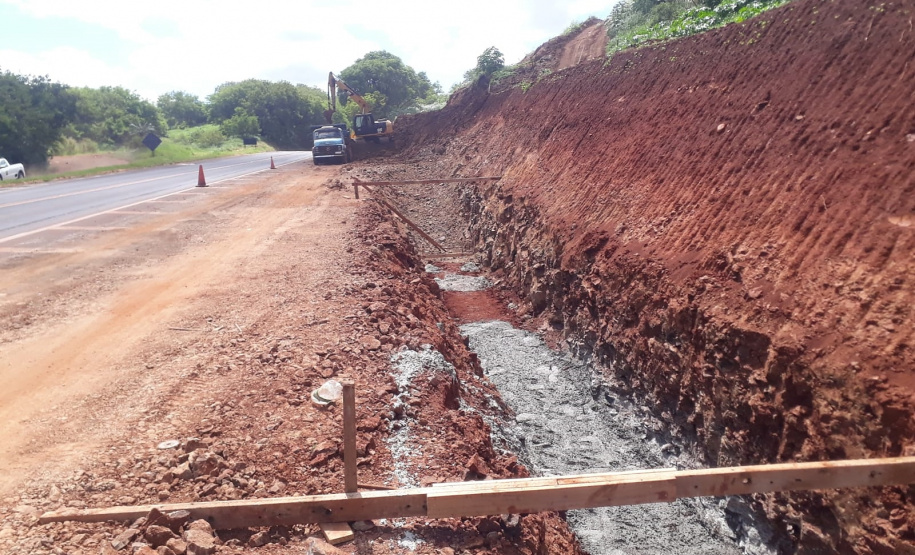 bloqueios na obra da passarela do Santuário São Miguel Arcanjo, em Bandeirantes.