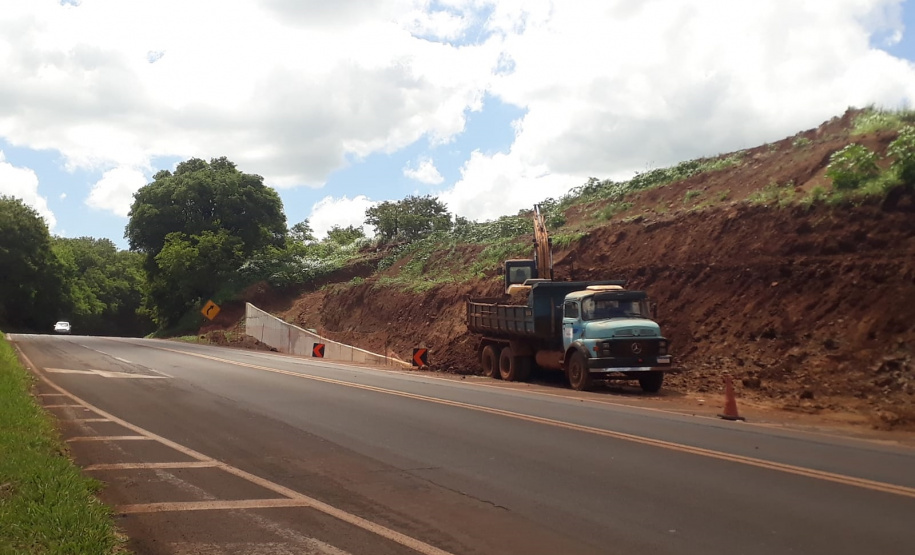 bloqueios na obra da passarela do Santuário São Miguel Arcanjo, em Bandeirantes.