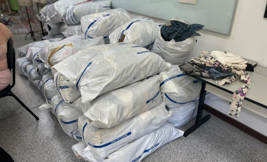 UEL recebe doação de 2 mil peças de roupas e repassa à cooperativa de catadores