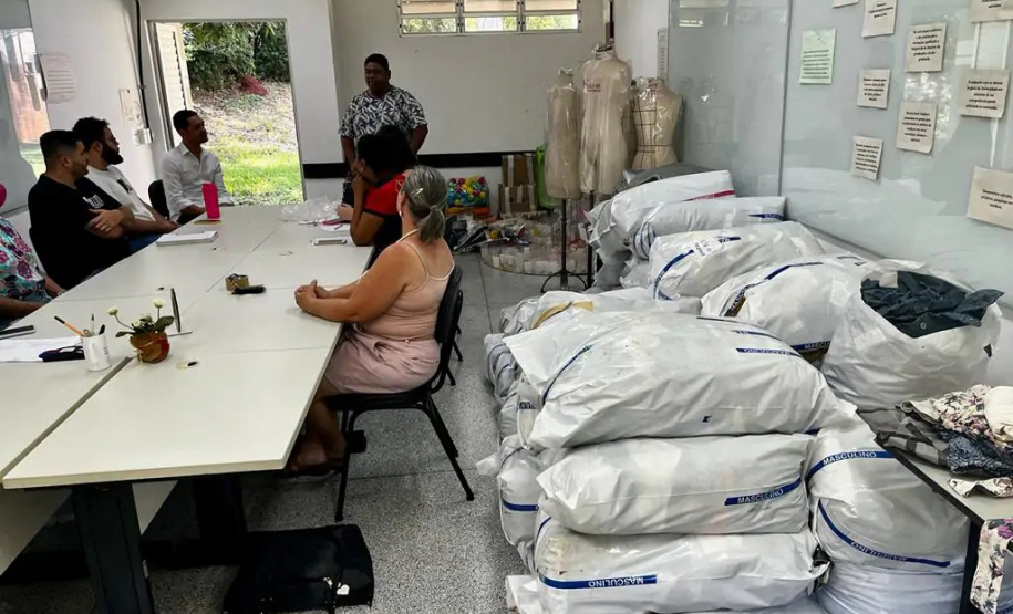 UEL recebe doação de 2 mil peças de roupas e repassa à cooperativa de catadores