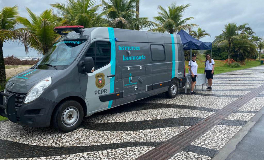 PCPR orienta veranistas com van na orla da praia