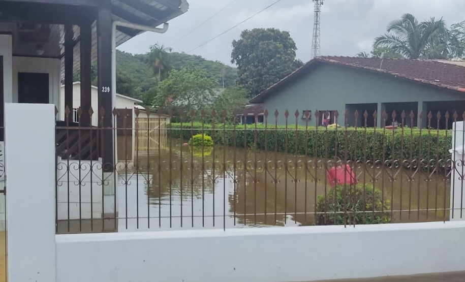 Com mais chuvas no verão alertas da Defesa Civil ajudam a se preparar e se proteger