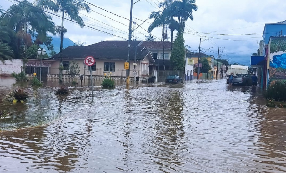 Com mais chuvas no verão alertas da Defesa Civil ajudam a se preparar e se proteger